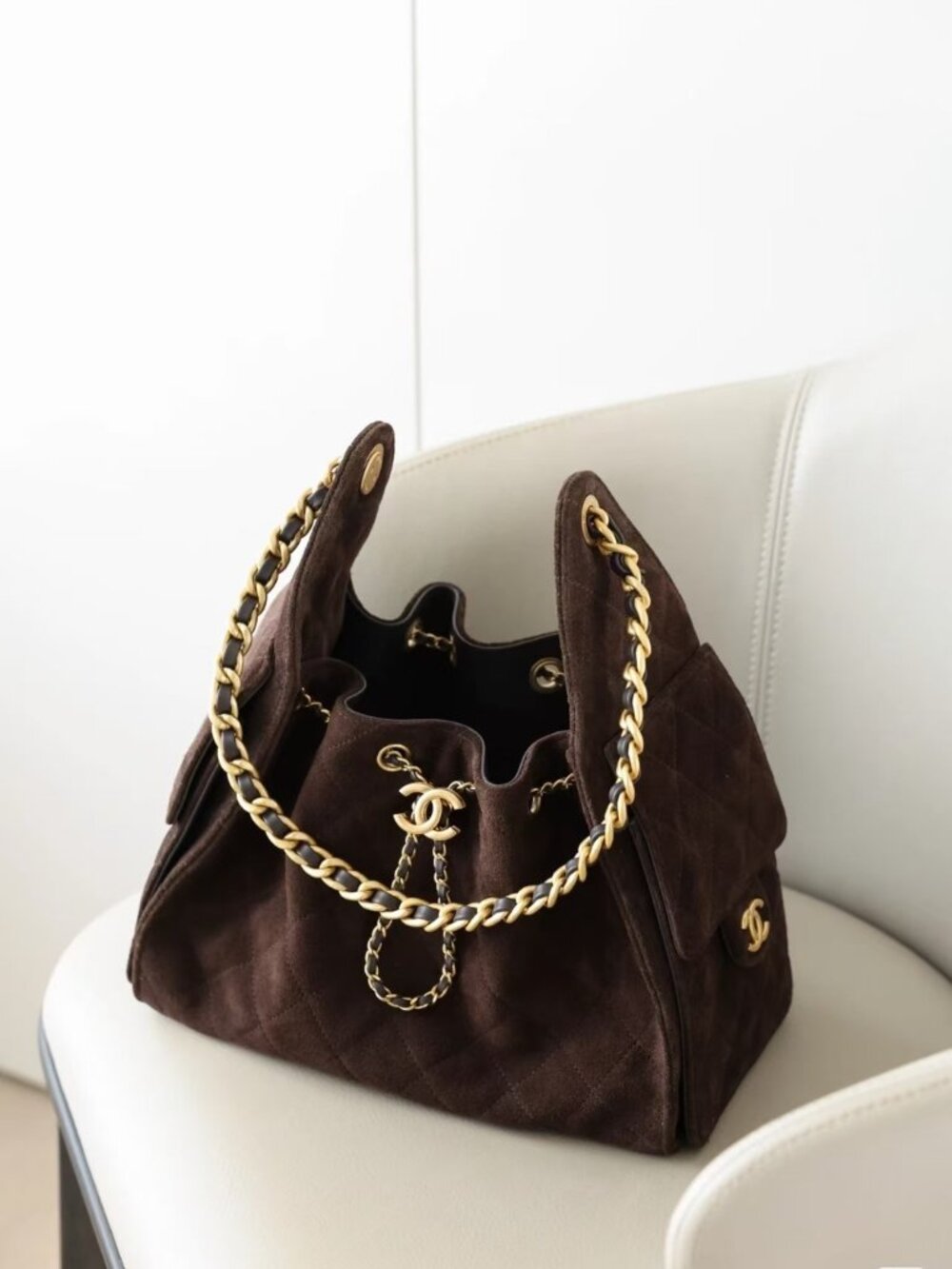 Classic CHANEL Bag: A Stylish and Versatile Choice for Elegance